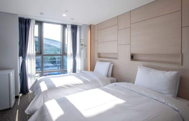 Bedroom 1, Griffin Bay Hotel, Jung