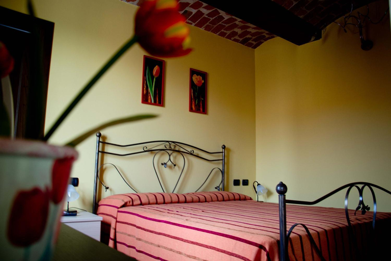 Bedroom 2, Agriturismo Monbertola, Cuneo