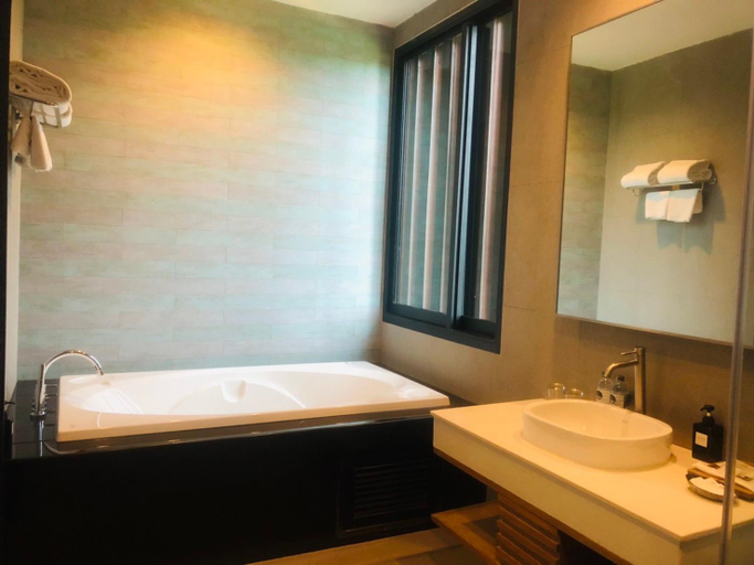 Bathroom 13