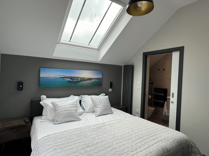 Bedroom 2, Uno in the City, Cornwall