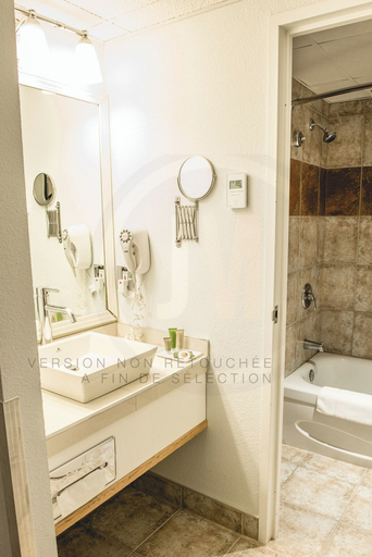 Bathroom 5, La Saguenéenne - Hôtel et Centre de Congrès, Le Fjord-du-Saguenay