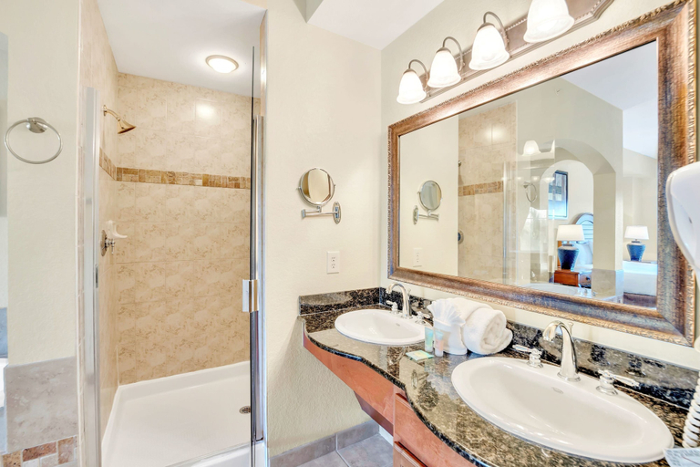 Room 4, Upstay - Spacious Suite at Kid-friendly Resort, Orange