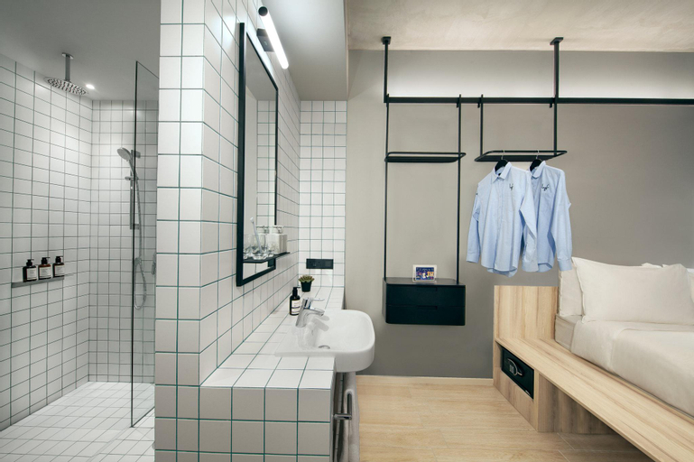Bathroom 16