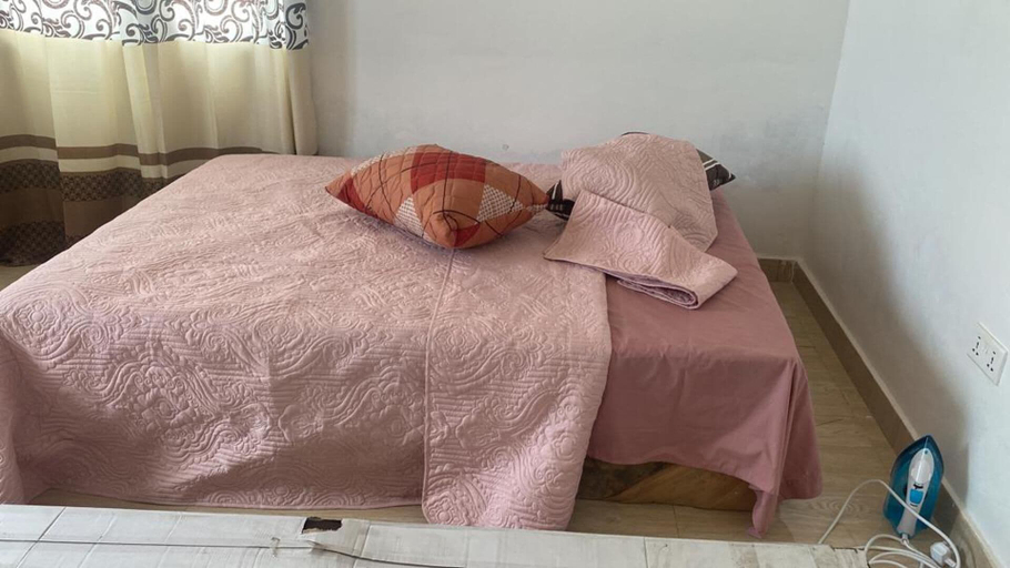 Room 4, Charming 1-bed Apartment in Accra, Ga West