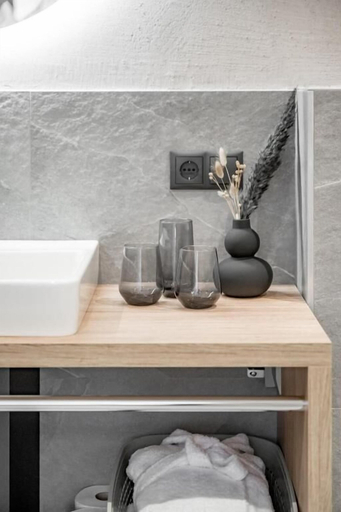 Bathroom 4, Falkners Five, Imst