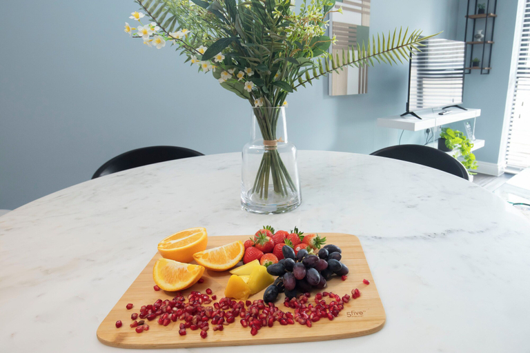 Food & Drinks, Beautiful 2 Bedroom Apartment With Parking in The Docks, Gloucestershire
