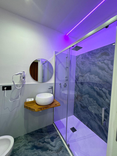 Bathroom 3, FP Suite, Napoli