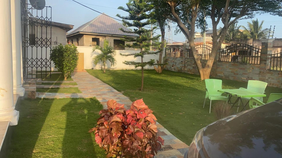 Outdoor dining, Charming 1-bed Apartment in Accra, Ga West