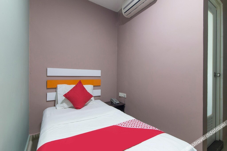 Bedroom 3, OYO 90296 Red Orange Hotel Port Klang, Klang