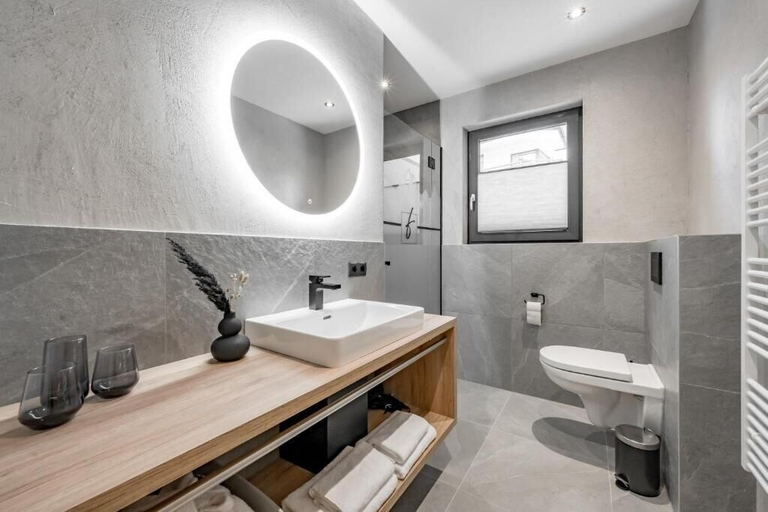 Bathroom 5, Falkners Five, Imst