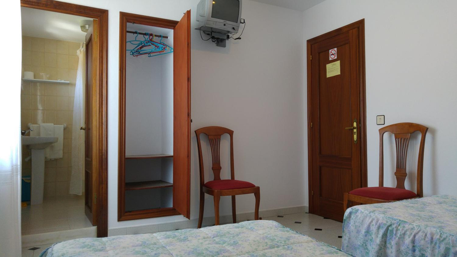 Bedroom 2, Hotel La Encina Celorio Llanes PARKING, Asturias