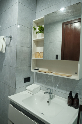 Bathroom 5, Golden Seagulls Hotel, Parañaque