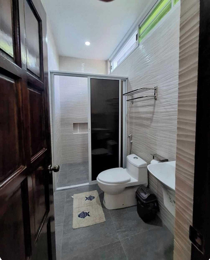 Bathroom, Fins Pacific Coral bay by Hiverooms, Samboan