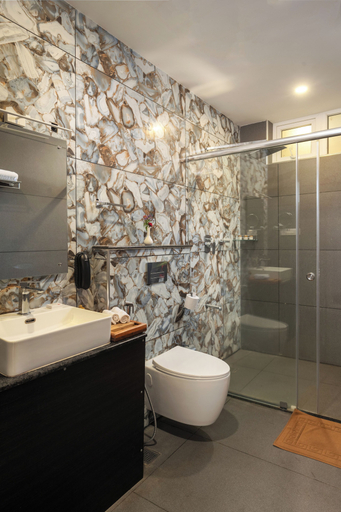 Bathroom 5, Au Revoir, Palakkad