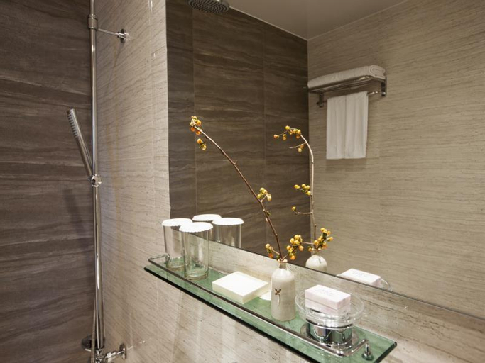 Bathroom 12