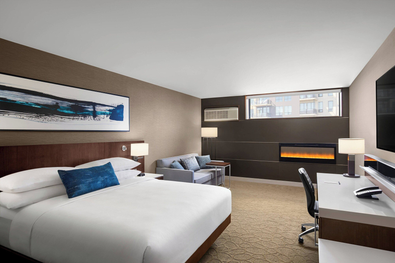 Bedroom 3, Delta Hotels by Marriott Thunder Bay, Lake Superior