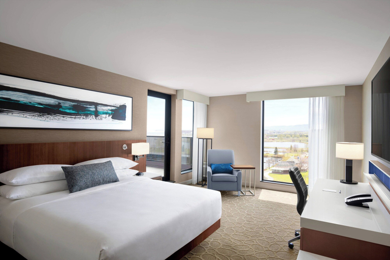 Bedroom 4, Delta Hotels by Marriott Thunder Bay, Lake Superior