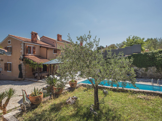 Exterior & Views 2, Spacious Holiday Home in Rakalj With Pool, Marčana