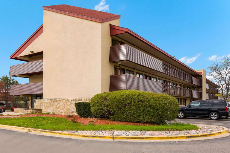 Exterior & Views 2, Super 8 by Wyndham Deerfield/Northbrook, Cook