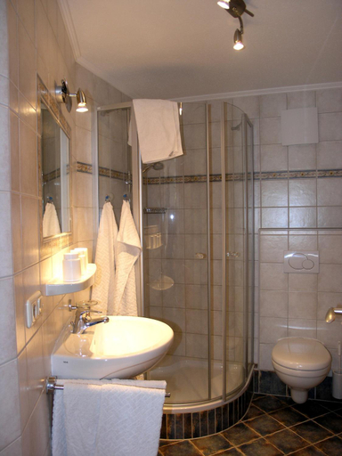 Bathroom 5, Dandl-Hof inkl. Chiemgaukarte, Traunstein