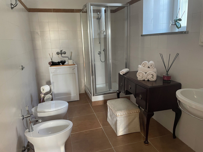 Bathroom 5, Palazzo Podesta, Rome