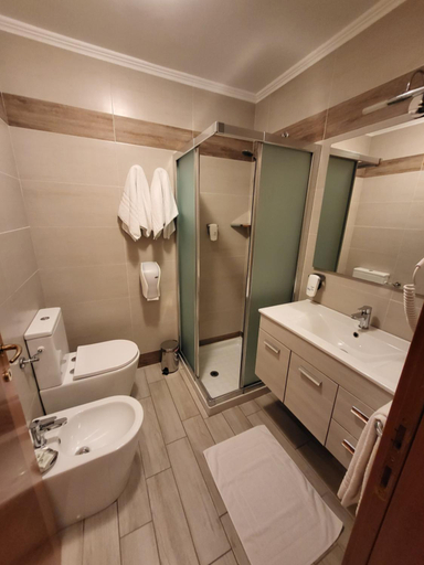 Bathroom 4, Hotel Lenotel, Brescia
