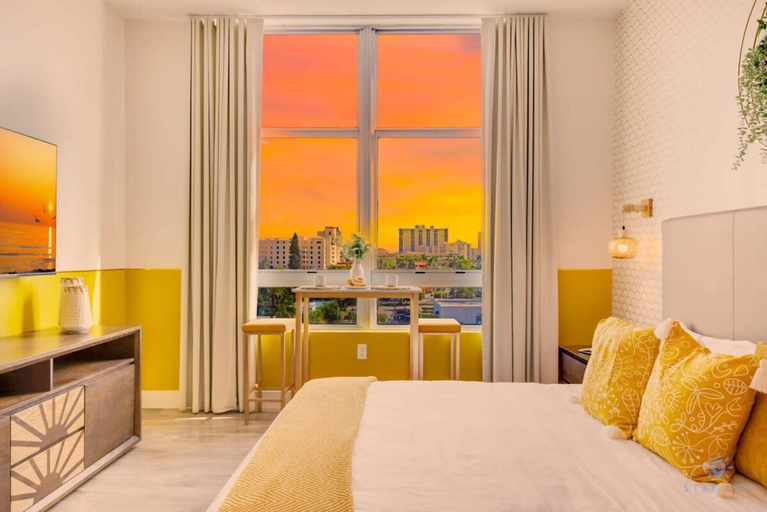 Room 3, Hollywood Beach Broad Walk Gym Amazing Pool, Broward