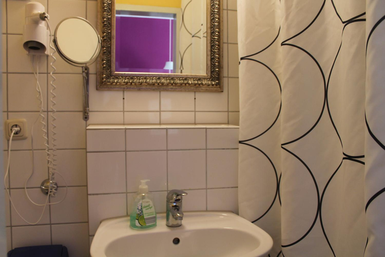 Bathroom 4, Station Hostel, Köln