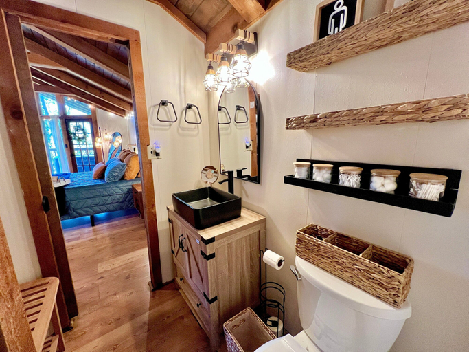 Bathroom 4, Cliff Haven, Blount