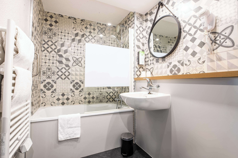 Bathroom 4, Kyriad Direct Laon, Aisne