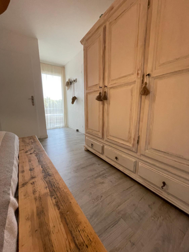 Bedroom, O sparolland, Var
