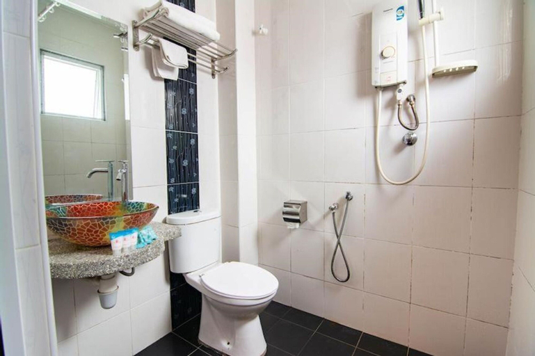 Bathroom 12