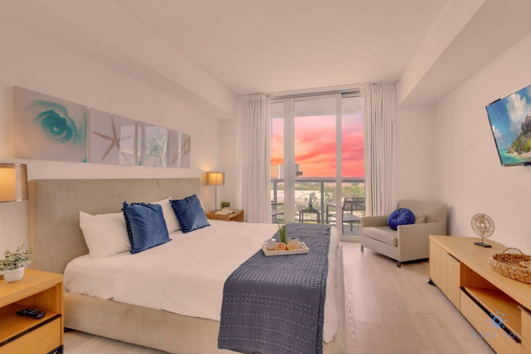 Room 4, Sunset Oasis 2BR Balcony Pool Perfect Getaway, Broward