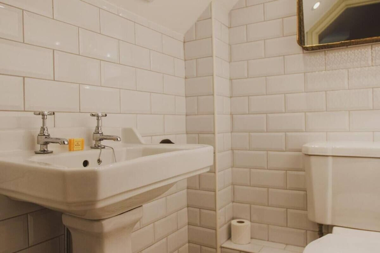 Bathroom 3, The Bell Broadway, Somerset