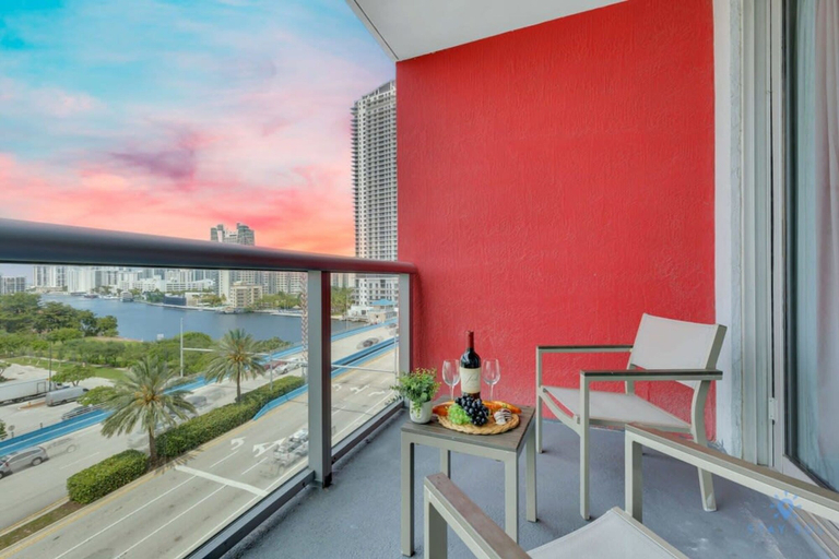 Room 3, Sunset Oasis 2BR Balcony Pool Perfect Getaway, Broward