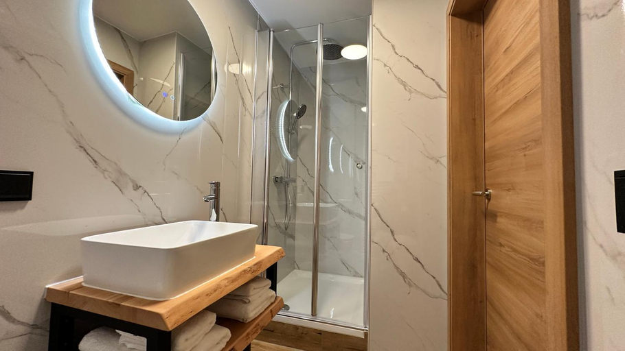 Bathroom 3, Alpen Lodge Riezlern, Bregenz