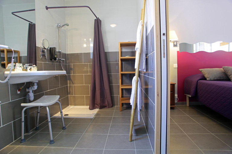 Bathroom 4, Logis Hotel Le Vieux Moulin, Hérault