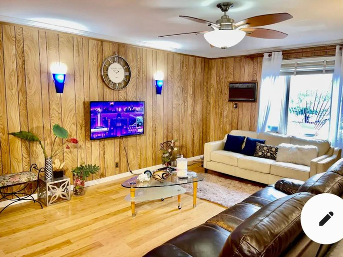 Others 5, LGA airport 3 mins, 3 BR Duplex House, Parking and private backyard, 9mins subway!, New York