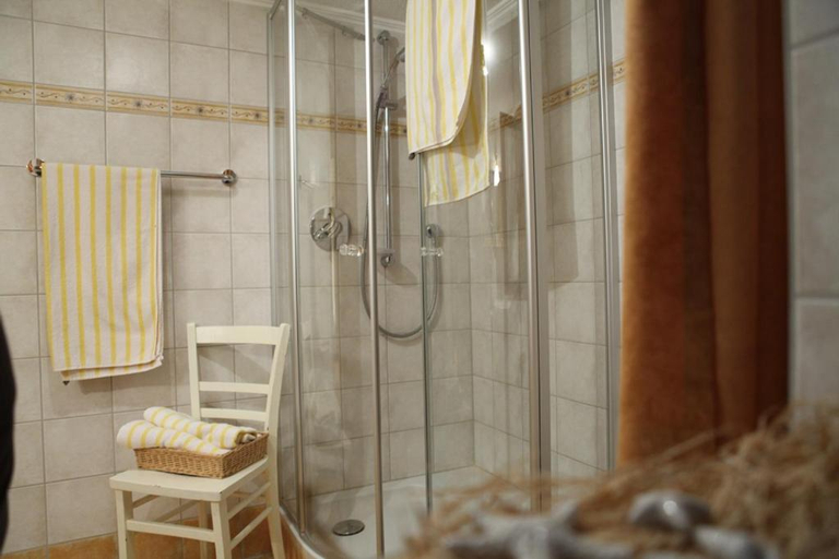 Bathroom 2, Dandl-Hof inkl. Chiemgaukarte, Traunstein