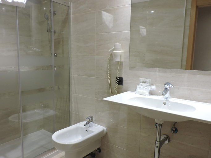 Bathroom 3, Hotel El Nogal, Valladolid