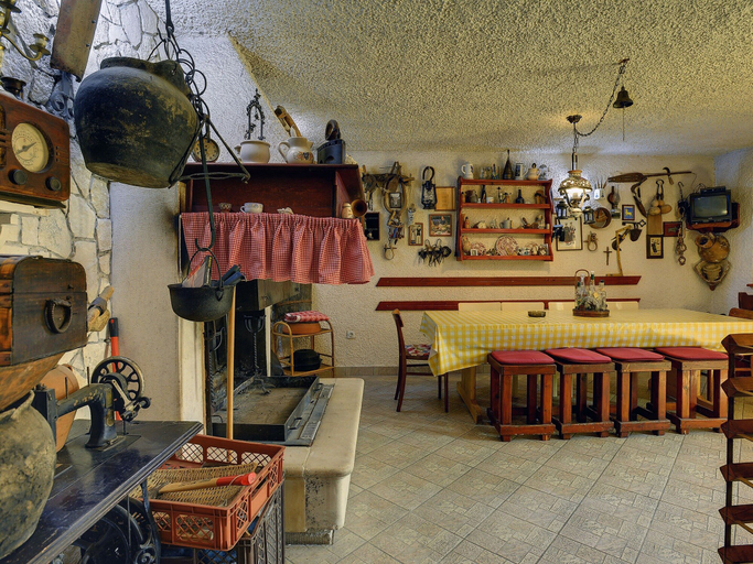 Food & Drinks 5, Spacious Holiday Home in Rakalj With Pool, Marčana