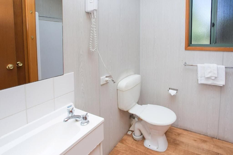 Bathroom 3, Shepparton Holiday Park, Shepparton