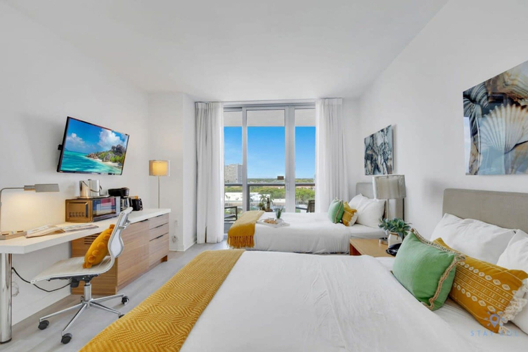 Room 5, Sunset Oasis 2BR Balcony Pool Perfect Getaway, Broward