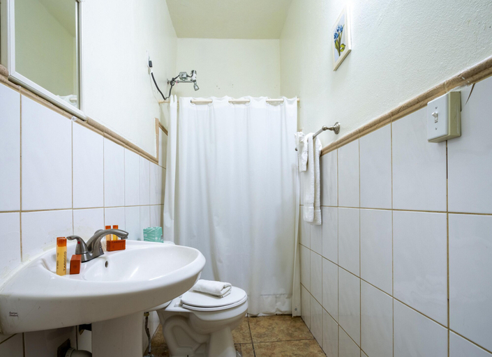 Bathroom 4, West Coast Inn's Rincon