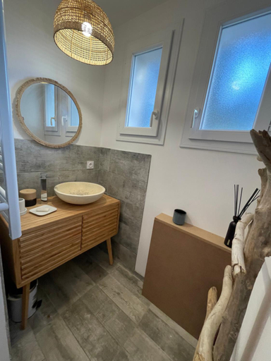 Bathroom 3, O sparolland, Var