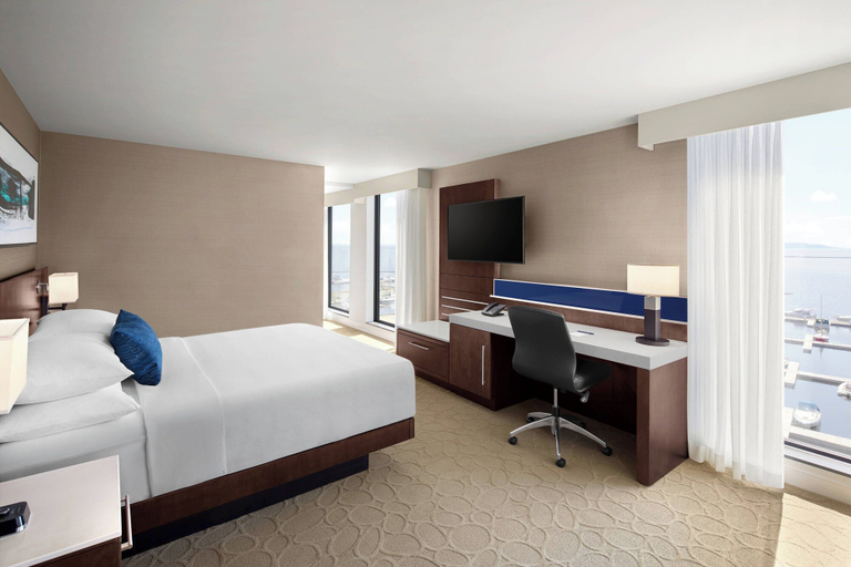 Bedroom 3, Delta Hotels by Marriott Thunder Bay, Lake Superior