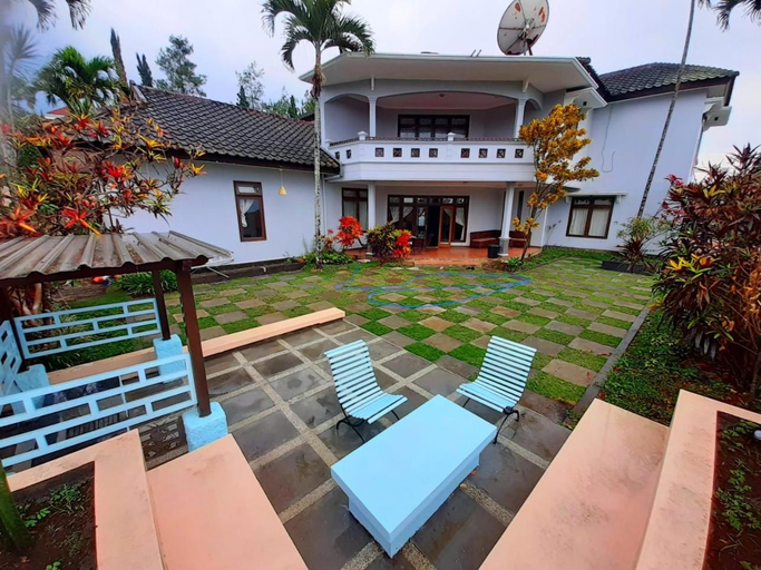 Exterior & Views 1, Villa batu malang swimming pool, Malang
