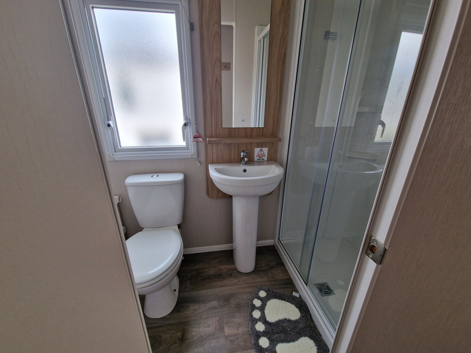 Bathroom 3, Welcoming 3 Bedroom Caravan 2 Min Walk to Beach, Cornwall