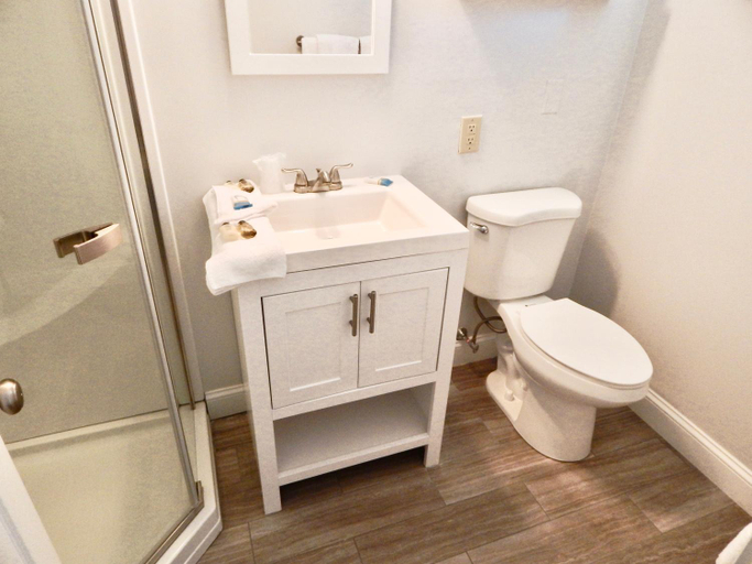 Bathroom 3, Inn on The Hill, Warren