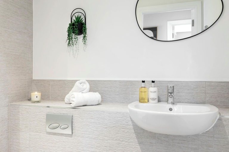 Bathroom 3, Beautiful 2 Bedroom Apartment With Parking in The Docks, Gloucestershire